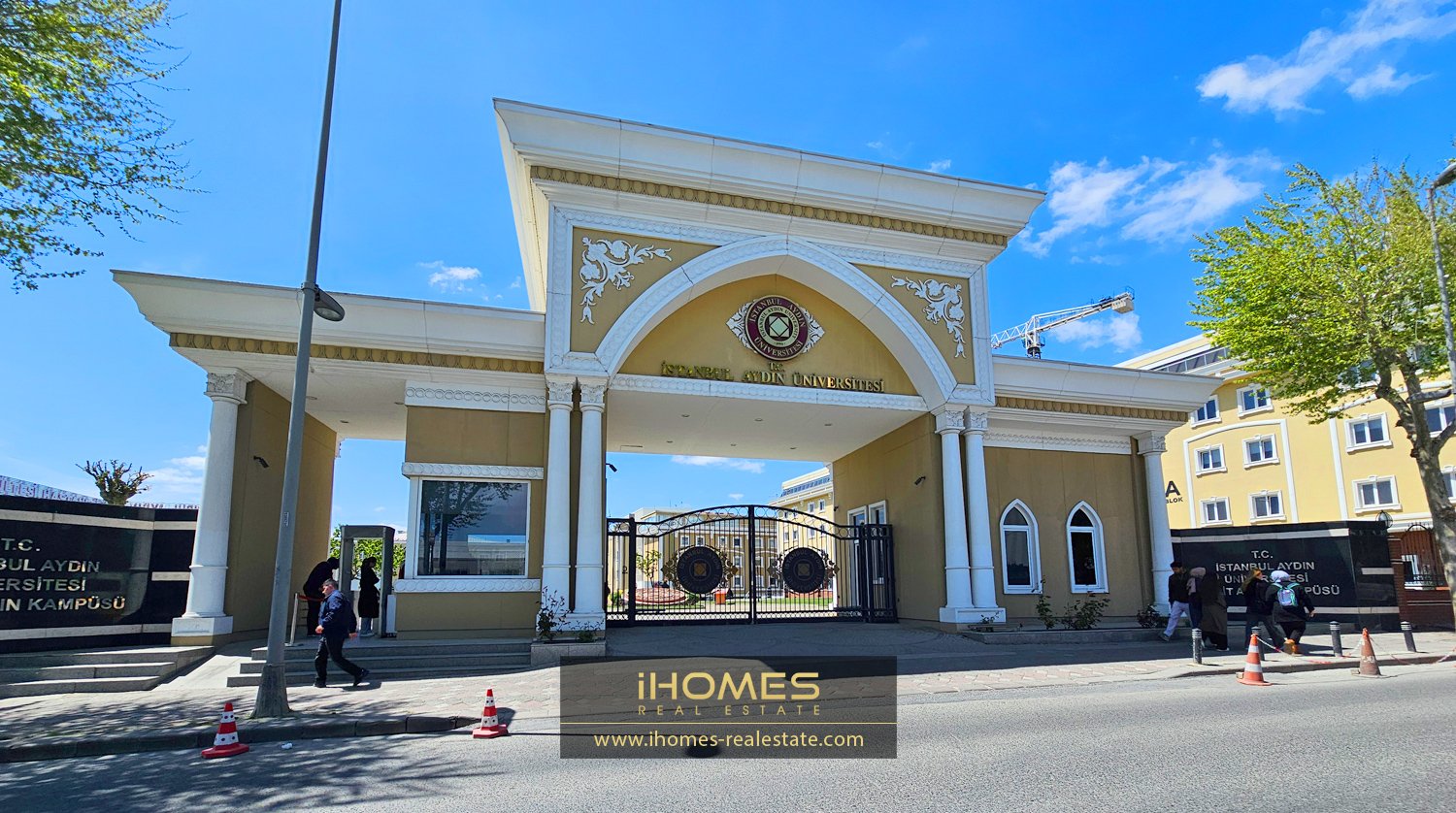 سر در دانشگاه آیدین استانبول در کوچوک چکمجه