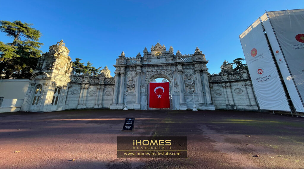 ورودی کاخ دولما باغچه در منطقه بشکتاش