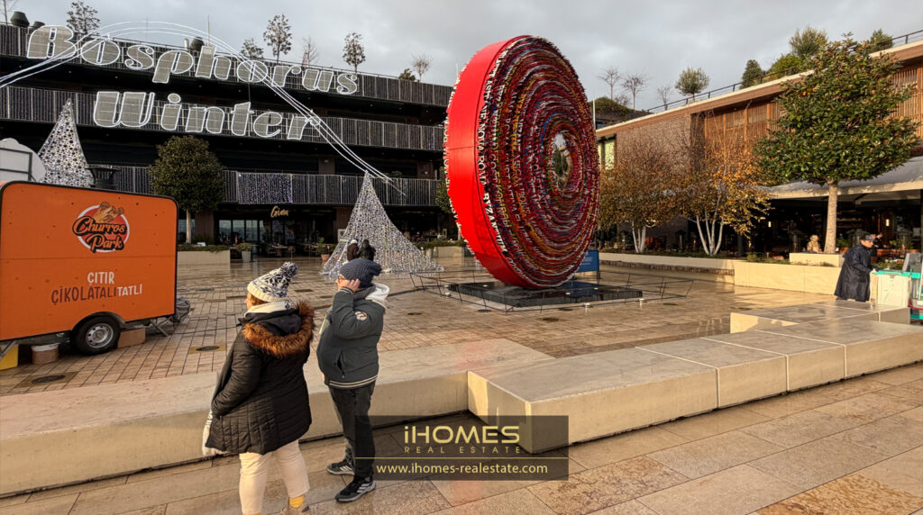 مجسمه دایره قرمز در گالاتاپورت استانبول